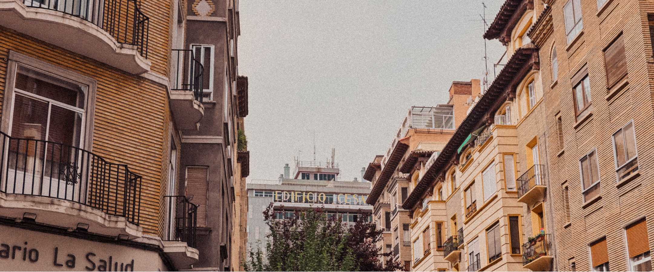 Imagen de fondo de una calle con fachadas de edificios a ambos lados