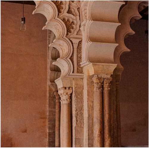 Foto arquitectónica de una columna y un arco