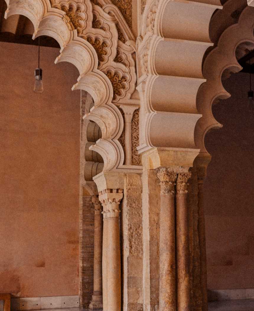 Foto arquitectónica de una columna y un arco