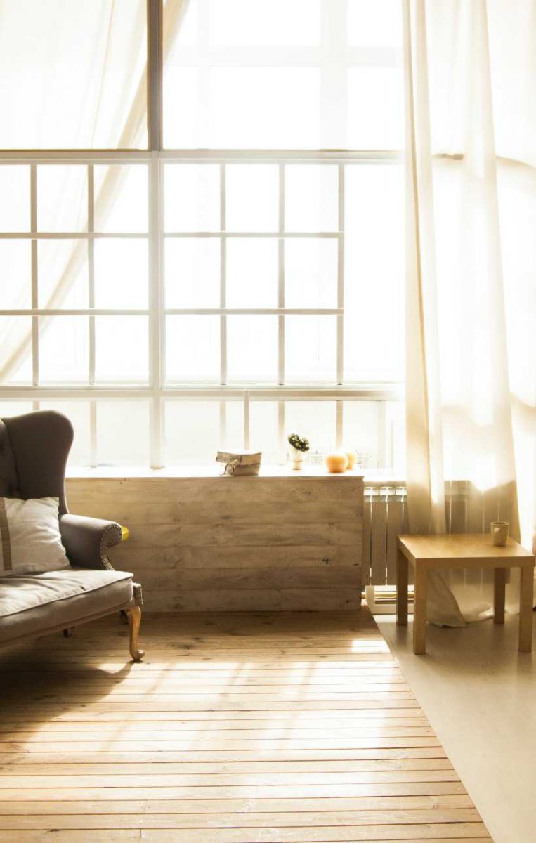 Foto de un salón con el suelo de madera